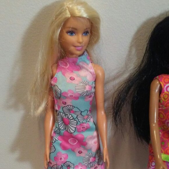Two Barbies with clothes and accessories - 13 total pieces - Picture 5 of 8